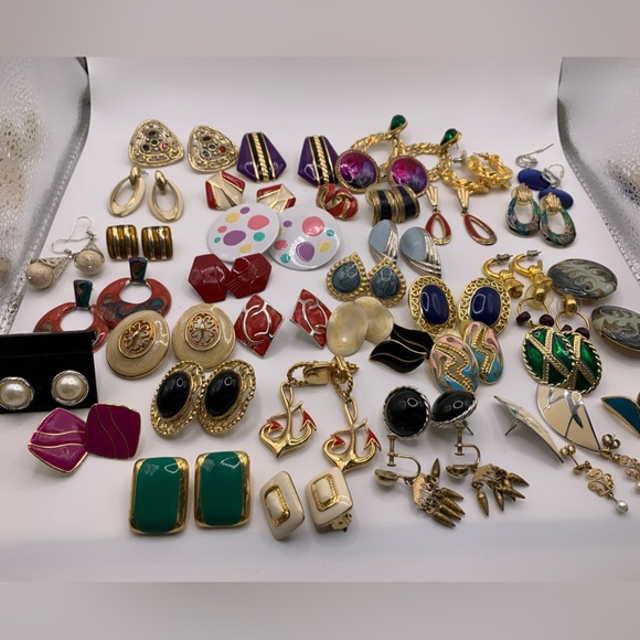 Jewelry - 🖤 Lot of 40 pairs of vintage earrings